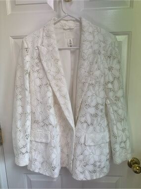 Women’s H&M light cream Floral Lace Blazer. Size Medium